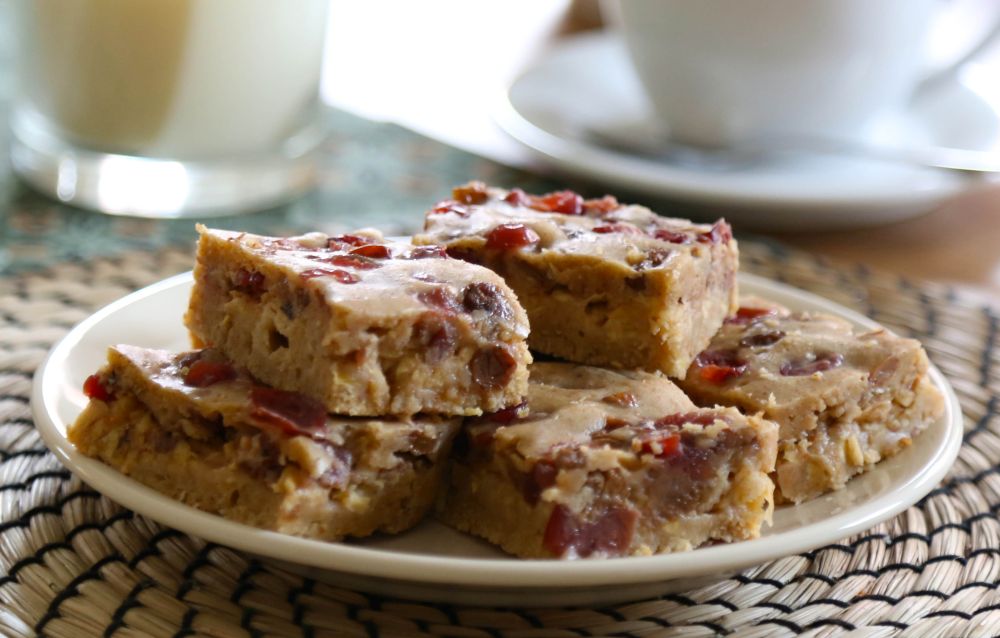 jablkový koláč s hrozienkami a brusnicami