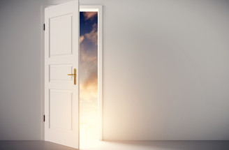Dvere v sne: Čo znamená ich otváranie, klopanie na dvere či zamykanie?