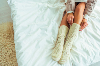 Čo o vás prezrádza spánok s ponožkami alebo bez nich?