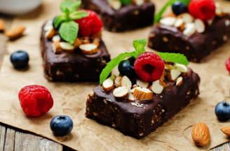 Hrnčekové nepečené brownies s mandľami a datľami: Raw maškrta aj pre vegánov!