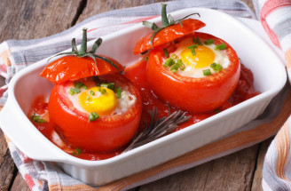 Vajíčkové raňajky, ktoré budú chutiť všetkým: Upeč ich v paradajkách