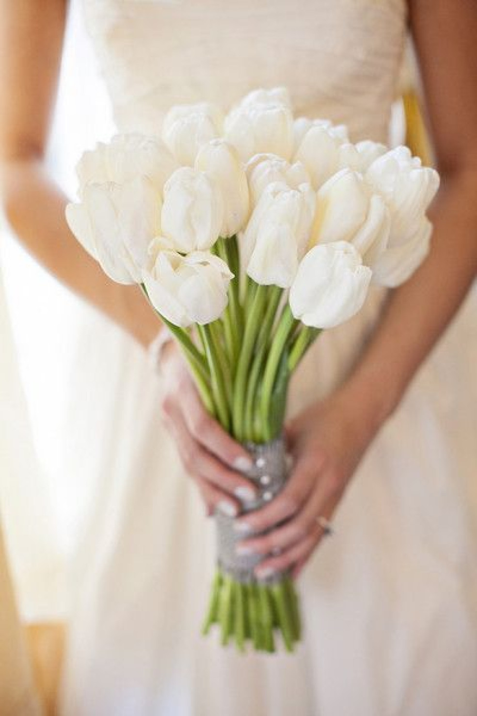svadobná kytica z bielych tulipánov