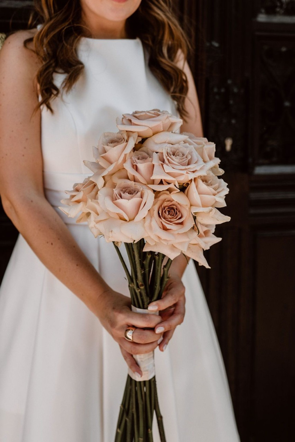 vysoká svadobná kytica z ružových ruží