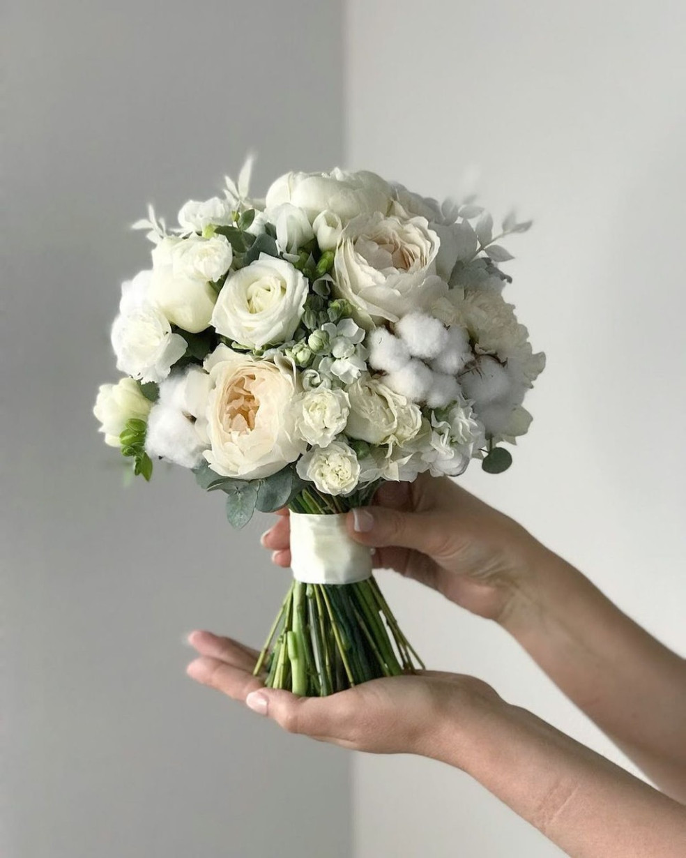 biela guľatá svadobná kytica
