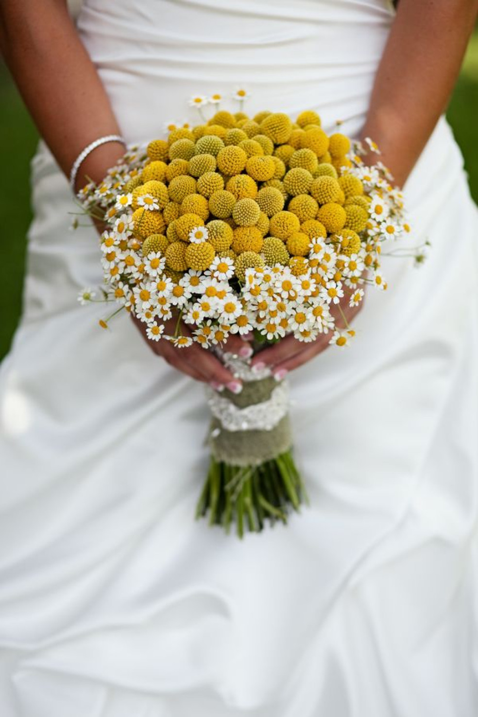 žltá guľatá svadobná kytica