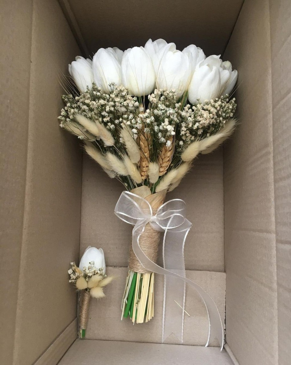 jarná svadobná kytica z bielych tulipánov