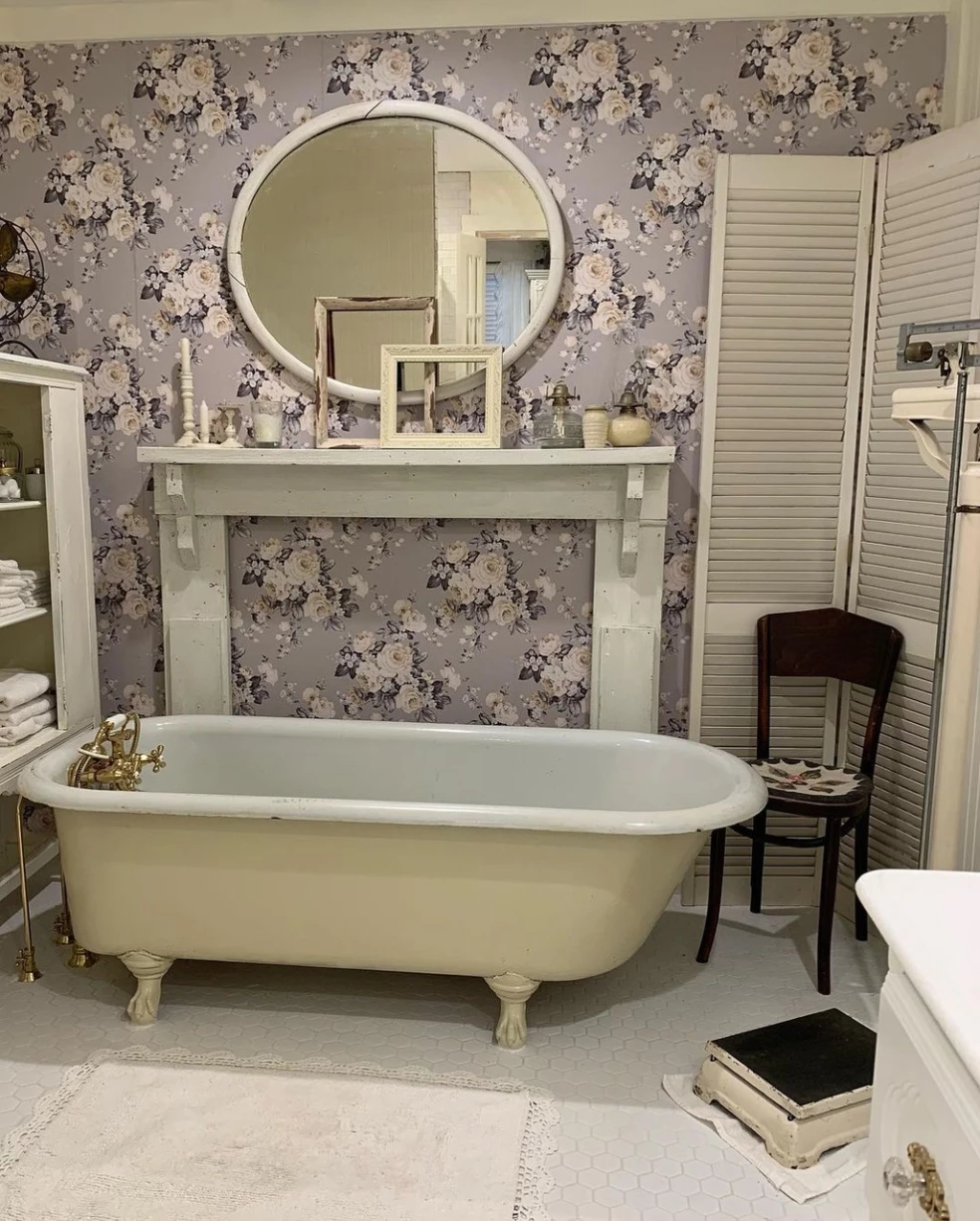 Retro kúpeľňa s tapetou