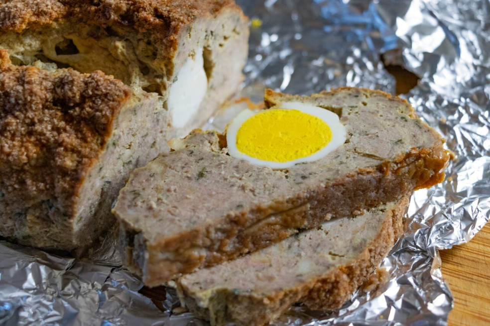 Fašírka plnená vajíčkom pečená v rúre