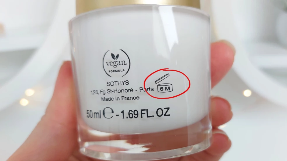 Symbol otvoreného téglika 12M na kozmetike označujúci dobu použitia po otvorení produktu