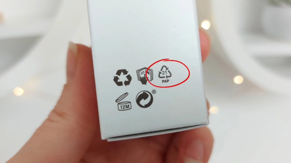 Recyklačný trojuholník s označením PET, PP alebo PAP na kozmetickom obale určujúci materiál balenia