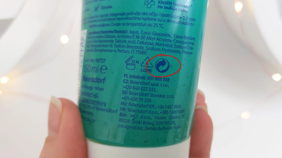 Symbol Green Dot – dve prepletené šípky na kozmetickom obale označujúce zapojenie výrobcu do systému nakladania s obalmi