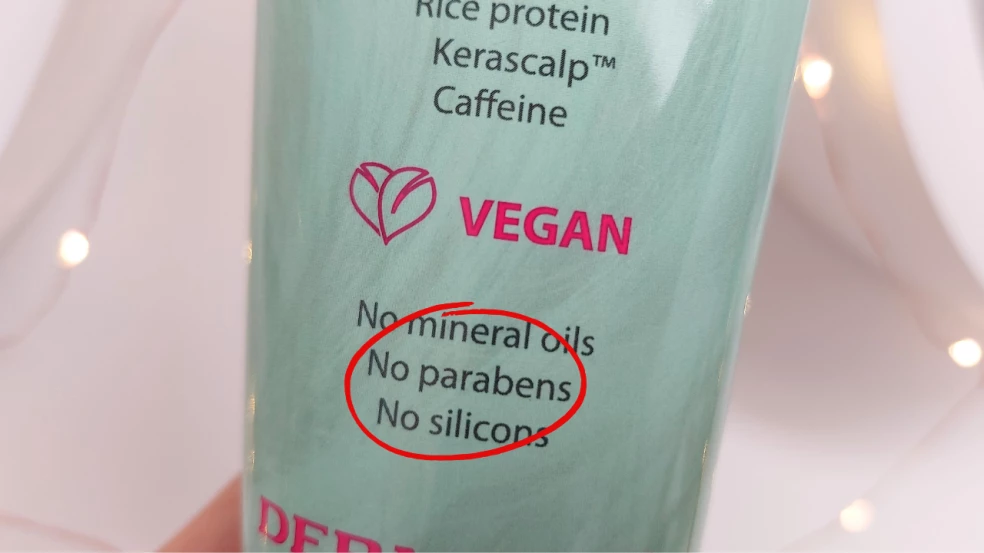 Označenia paraben-free a sulfate-free na kozmetike informujúce o neprítomnosti vybraných zložiek vo výrobku