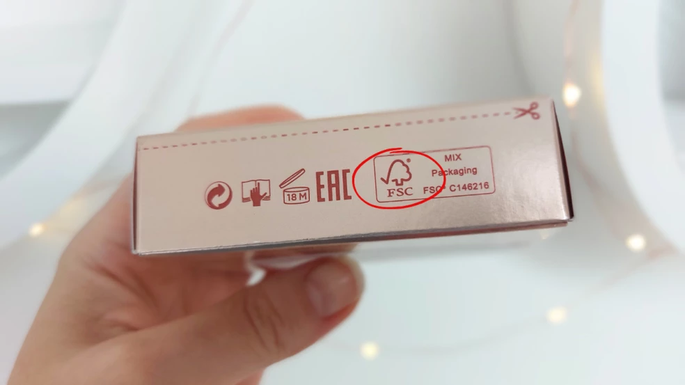 Logo FSC na papierovom kozmetickom obale označujúce pôvod materiálu z certifikovaných, recyklovaných alebo kontrolovaných zdrojov