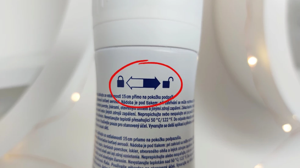 Symbol otvoreného a zatvoreného zámku a odlepovacia šípka na kozmetickom obale označujúce spôsob otvorenia a prístup k ďalším informáciám