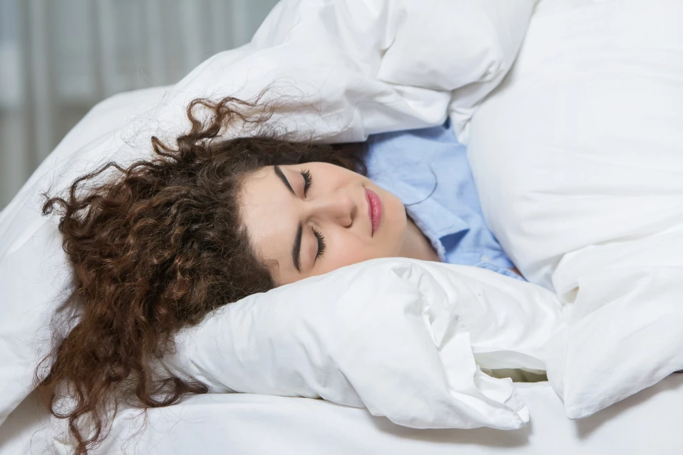 žena s páperovou prikrývkou