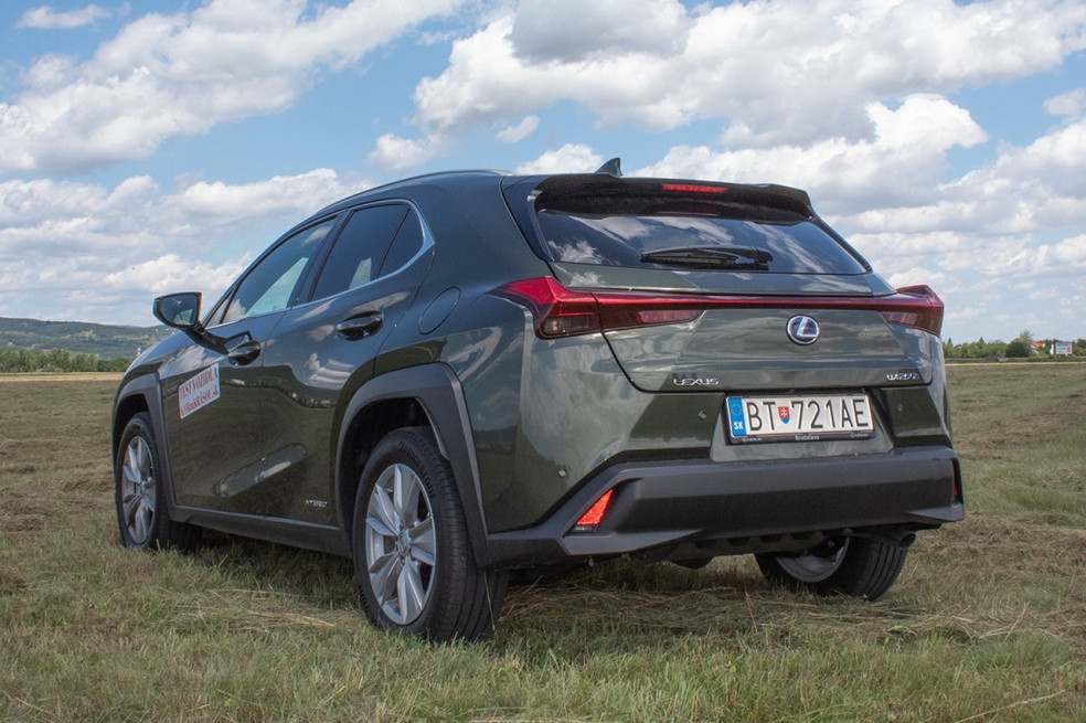 Lexus UX 250 H - zadné svetlomety