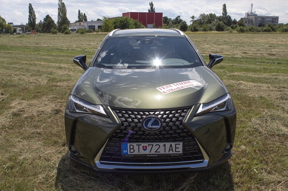 Lexus UX 250 H - predné svetlomety