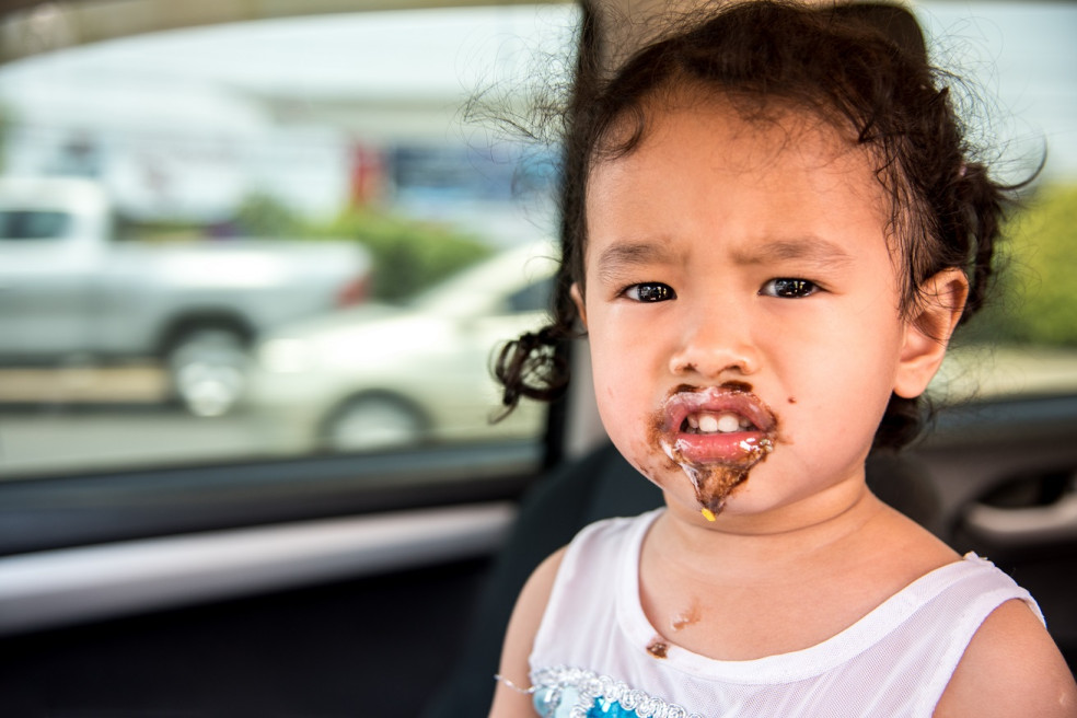 dieťa je v lete čokoládu v aute