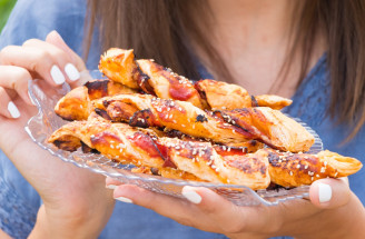 RECEPT: Pikantné slaninové tyčinky z lístkového cesta – vhodné na každú príležitosť