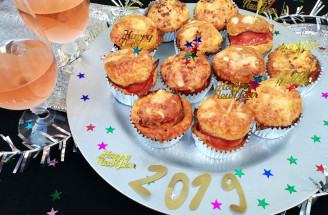 Čo pripraviť na silvestrovskú párty? Skús syrové muffiny so slaninou!