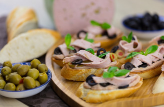 RECEPT: Bruschetta s olivovou nátierkou, šunkou a olivami