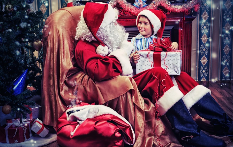 Mikuláš s darčekmi pre deti na sviatok
