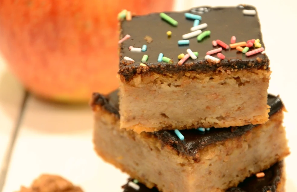 orechový koláč s jablkami