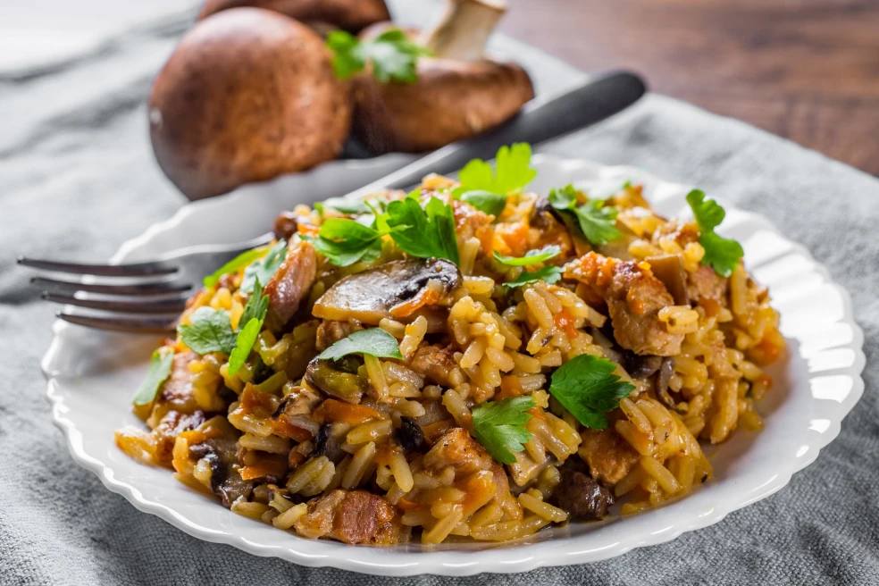 jedlo s ryžou a hubami