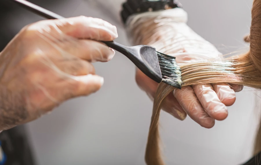 Zmena farby vlasov z blond na hnedú