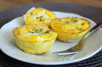 Raňajkový tip: Sýte vajíčkové muffiny so slaninou a syrom