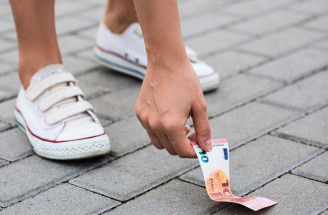 Význam nájdenia peňazí na zemi: Prináša to šťastie alebo nešťastie?