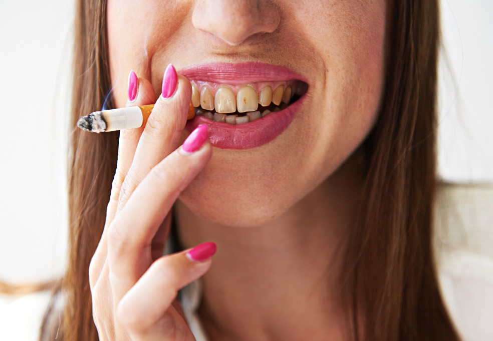tabak poškodzuje zuby