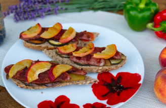 RECEPT: Grilovaná bageta s broskyňou – pochúťka pre každú návštevu