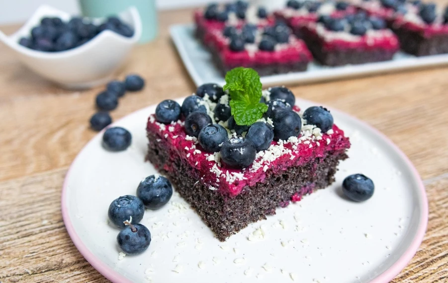 Makový koláč s mascarpone a lesným ovocím