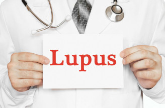 Systémový lupus erythematosus postihuje viaceré orgány. Čo ho spôsobuje?