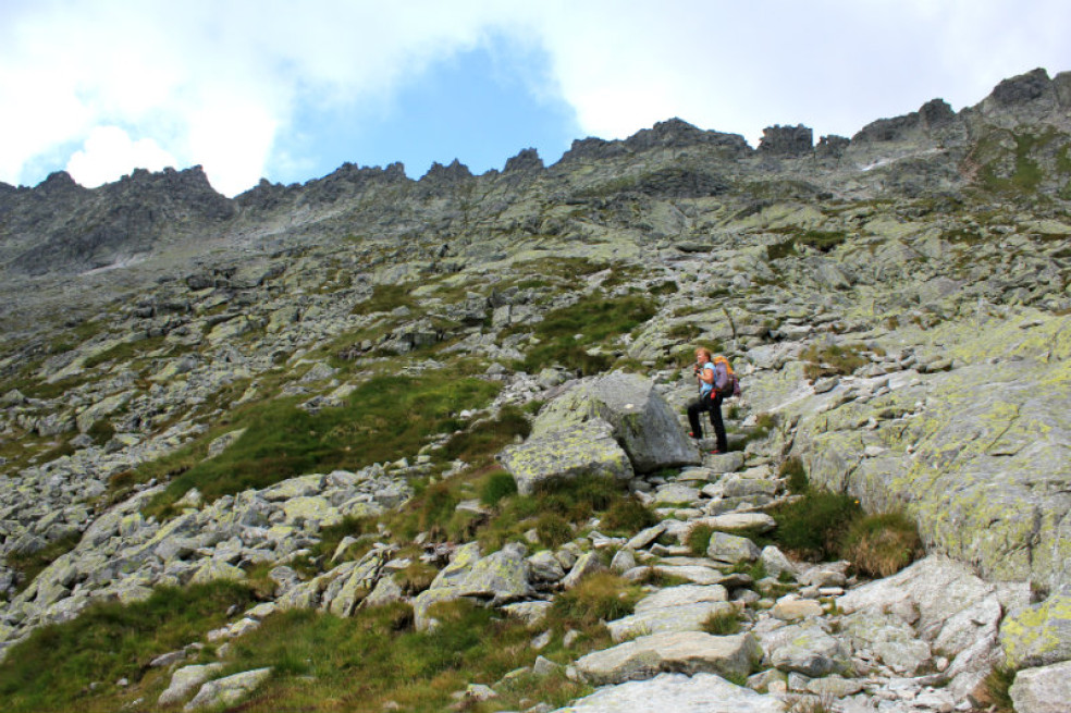 stúpanie-po-skalných-schodoch