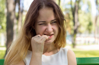 Dávaj si pozor! Obhrýzanie nechtov môže mať vážne zdravotné následky