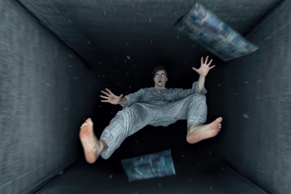 Sen o páde do výťahovej šachty