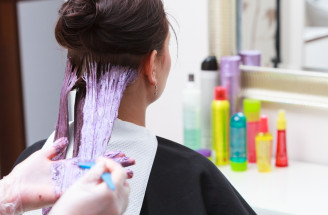 Farbenie vlasov počas menštruácie – ÁNO alebo NIE? Môže cyklus vplývať na farbu na vlasy?