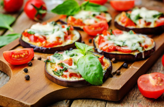 Zapekaný baklažán na spôsob pizze s paradajkami a mozzarellou