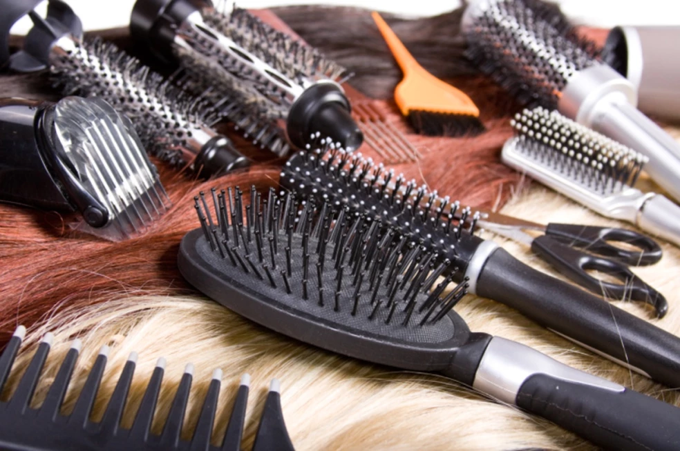 špinavá kefa na vlasy