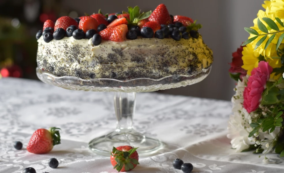 Maková torta s jahodami a čučoriedkami