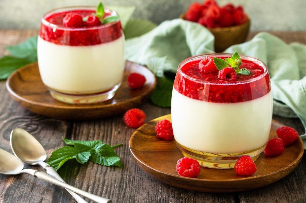 malinová panna cotta