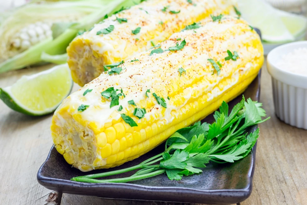 varená kukurica s majonézou a parmezánom