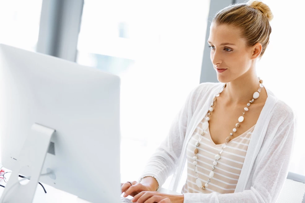 správne sedenie za monitorom