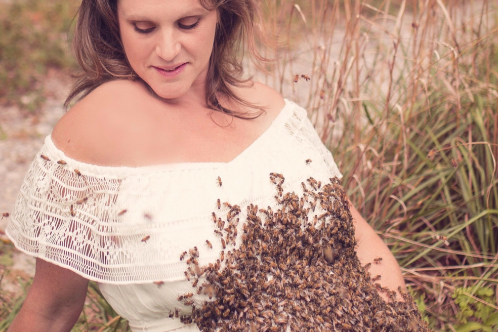 tehotná žena s včelami