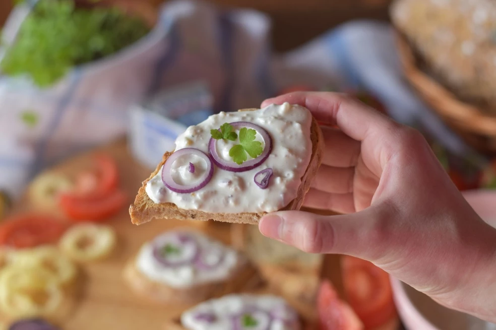 Krémová nivová nátierka s nadrobno nakrájanou cibuľou