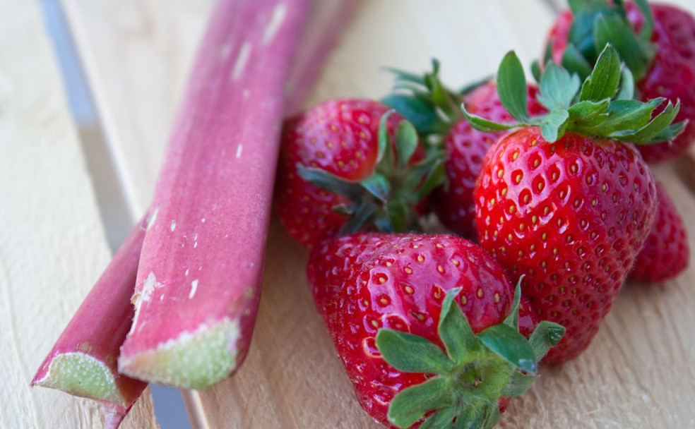 recept na Špaldový mrežovník s rebarborou a jahodami
