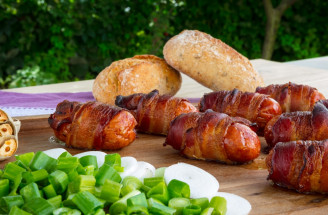 RECEPT: Syrom plnené klobásy obalené v slaninke