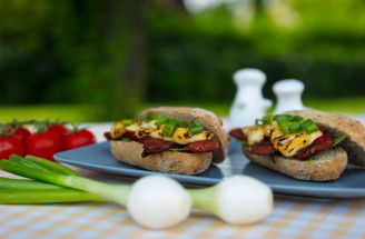 RECEPT: Grilovaný syrový sendvič s klobáskou a jarnou cibuľkou